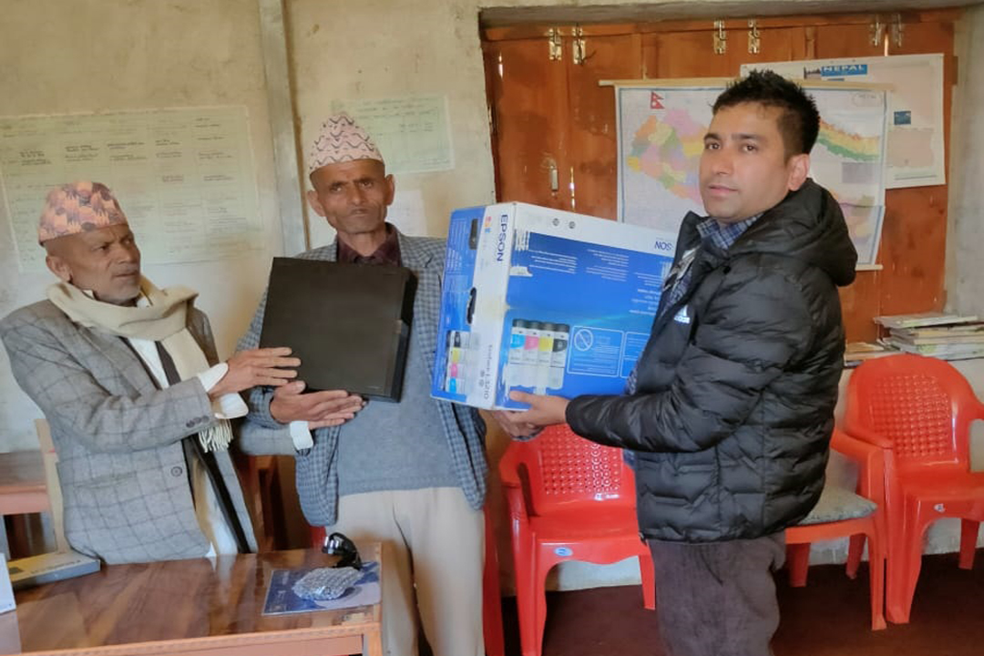 बैतडीको अनिरुद्र बालकल्याण विद्यालयलाई पूर्व विद्यार्थीले दिए कम्प्युटर र प्रिन्टर 